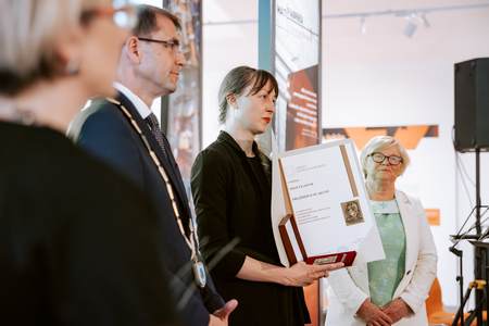 Prejemnica Prežihove plakete Mojca Kamnik